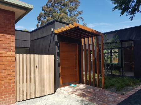 Vertical slat feature gates